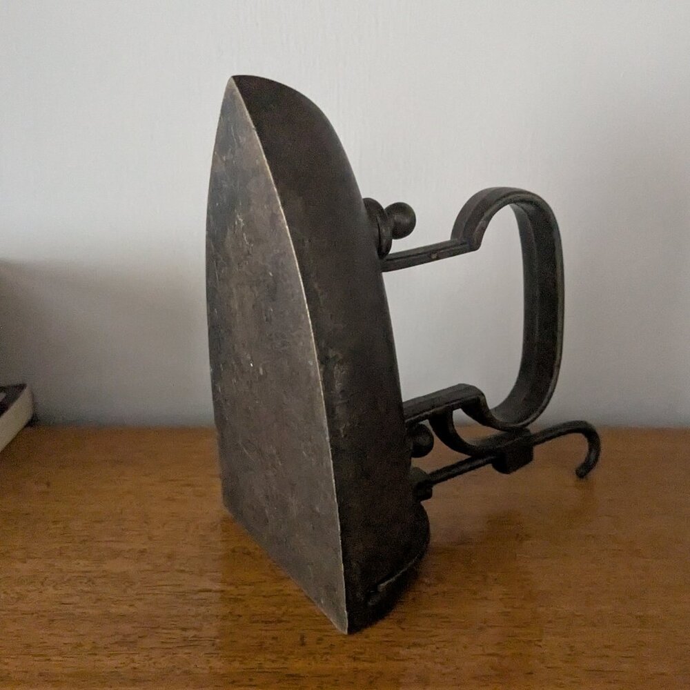 Vintage Mrs Potts Style Sad Iron with Detachable Handle - Vintage Rustic Decor